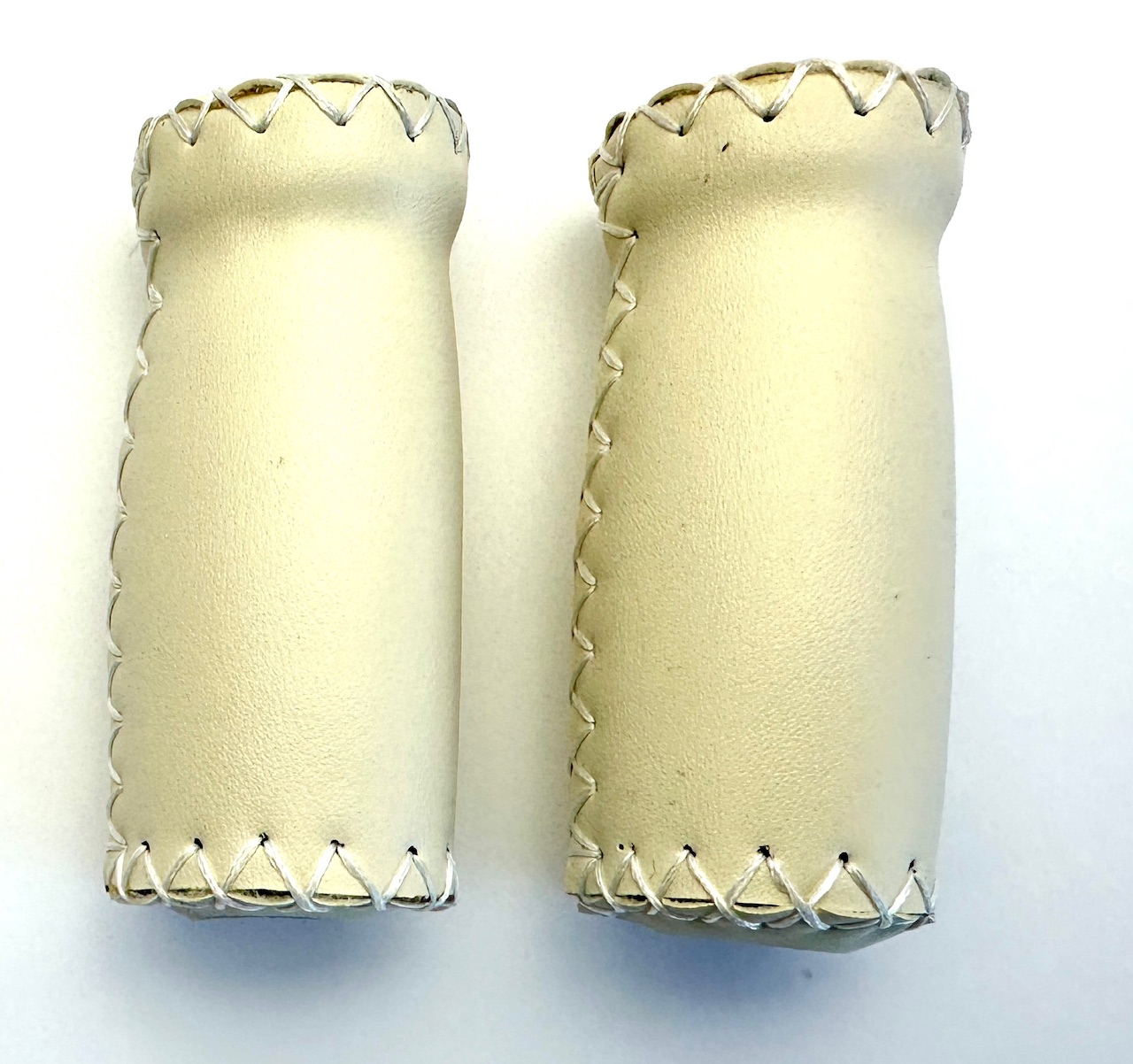 Ledergriffe Kunstleder creme mit Nähten für 2 x Drehgriff links, rechts