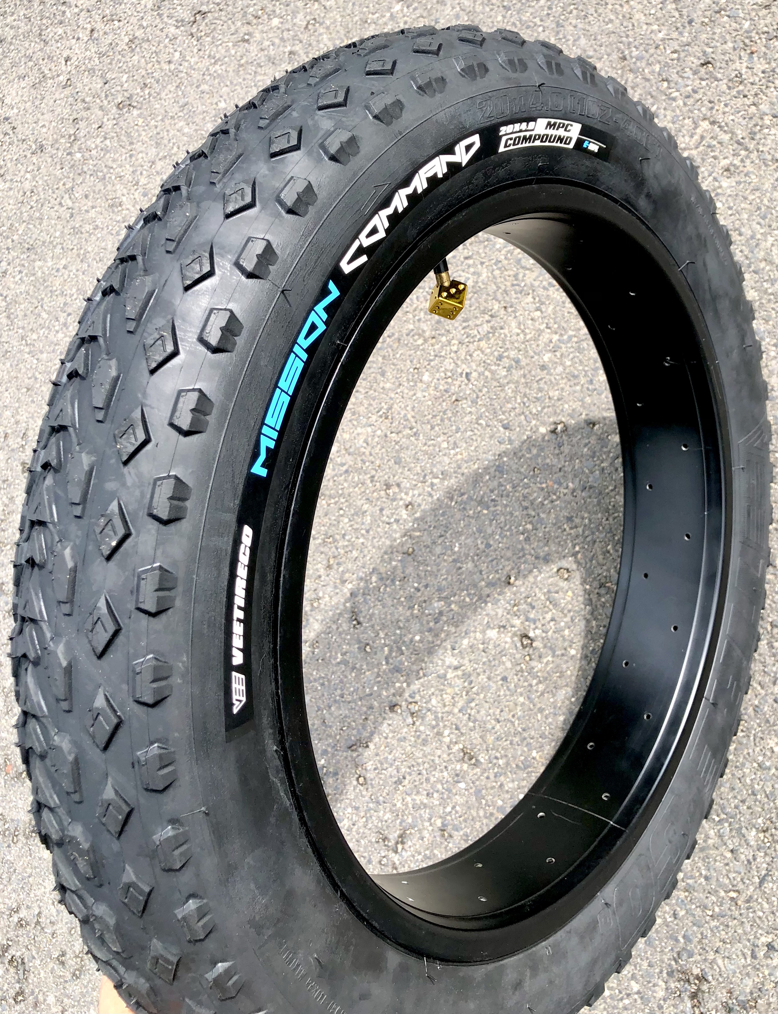 204 Vee Rubber Mission Command Reifen 20 x 4 schwarz