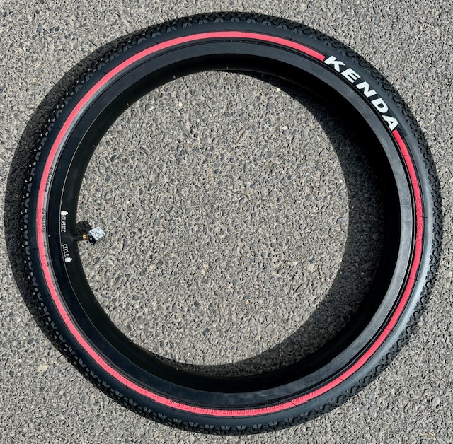 Reifen Kenda K-55 20 x 2.125, schwarz mit rotem Streifen
