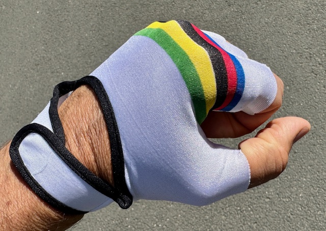 Original Vintage Fahrradhandschuhe weiß mit bunten Streifen, M / 9